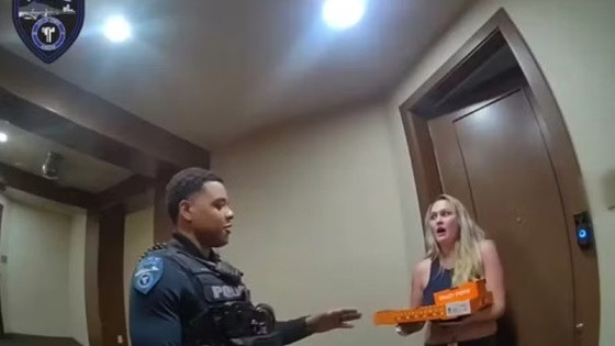 Policiais prendem entregador, mas finalizam pedido de entrega de pizza.