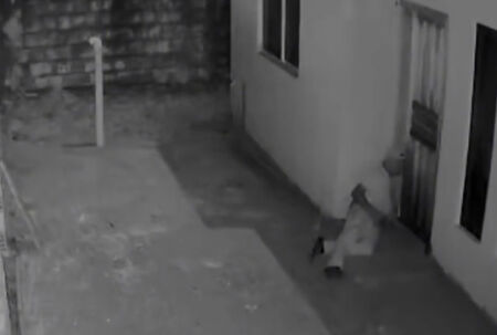 Homem é flagrado se masturbando na porta de residência em São José do Rio Claro/MT; Veja vídeo