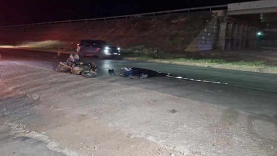 Jovem de 17 anos perde a vida após queda de moto e atropelamento.