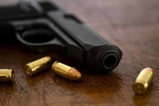 arma em cima da mesa