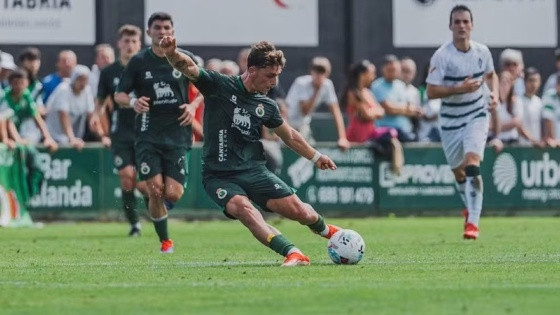 Yeray Cabanzón faz golaço do meio de campo pelo Racing Santander.