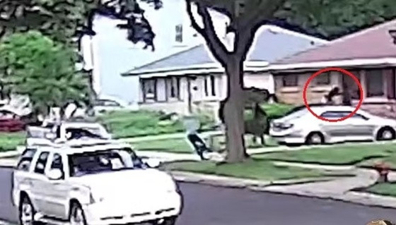 Jamal (em destaque) foge para dentro de casa quando o seu filho de 7 anos era sequestrado em rua de Milwaukee (EUA).