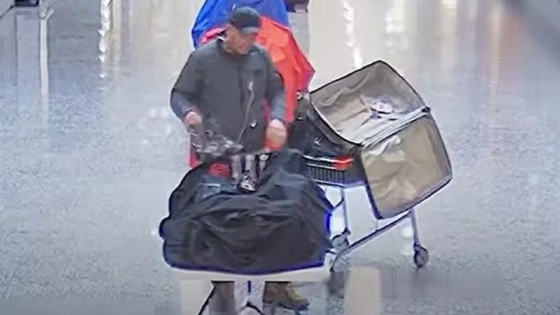 Homem foi preso após roubar 53 pés direitos de sapatos femininos de loja em shopping na Austrália.