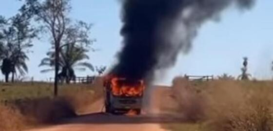 carro pegando fogo