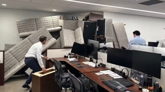 Em pânico, funcionários de empresa fazem barricada para conter atirador em Nova York.