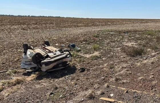 Carro de engenheiro agrônomo capota na MT-242 