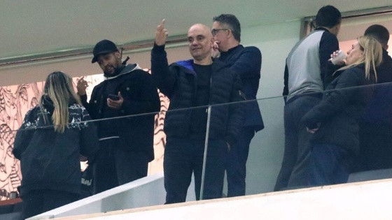 Torcedor do Corinthians, Moraes é flagrado mostrando o dedo do meio durante partida da Copa do Brasil.