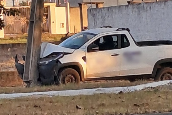 carro colisão com poste