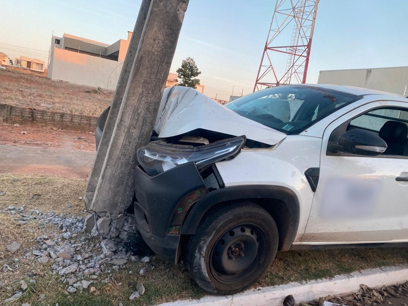carro colisão com poste
