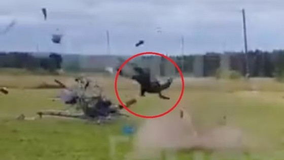 Vladimir Trapeznikov é arremesado após seu helicóptero caseiro explodir durante exibição na Rússia.