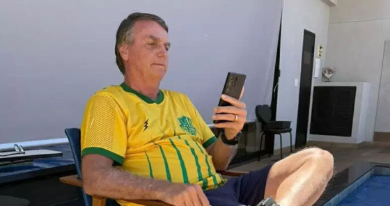 bolsonaro sentado