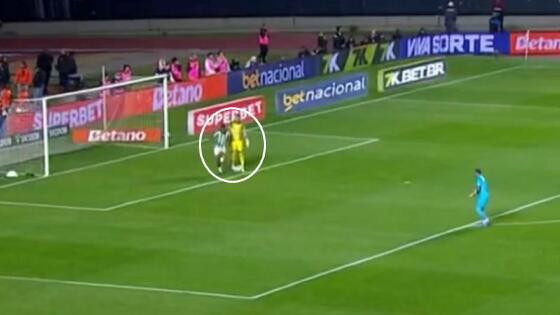 Caíque Gonçalves protagonizou lance bizarro com Neymar em jogo da Série A.