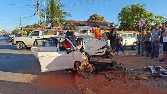 colisão poste mamoeiros